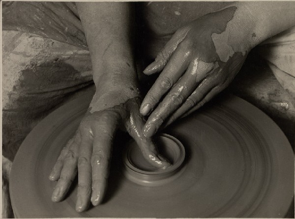 Renger-Patzsch: Töpferhände, 1925