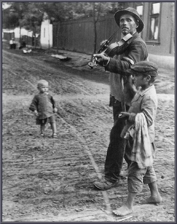 Kertesz: Wandering Violinist, Abony, Hungary 1921
