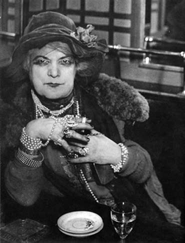 Brassaï: Môme Bijou au bar de La Lune, Montmartre, 1930-1932
